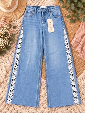 New RISEN High Rise Crop Wide-Leg Flower Lace Jeans Light Wash Size 3/26 NWT